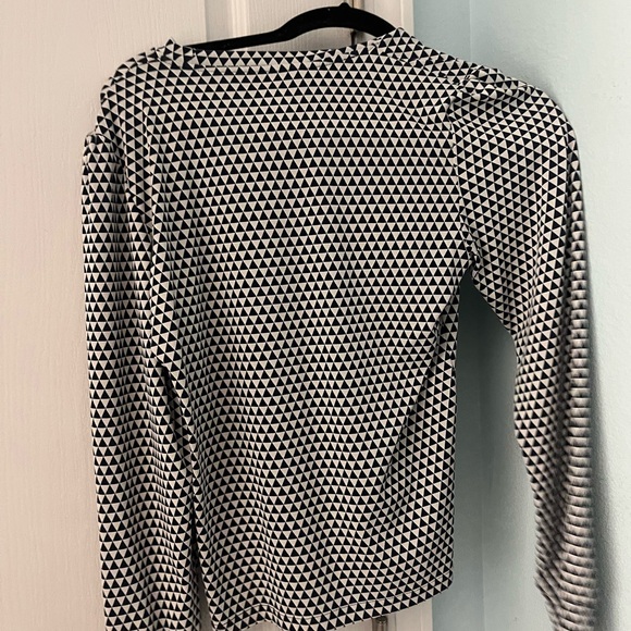 Chic Black and White Triangle Pattern Top - Picture 2 of 2